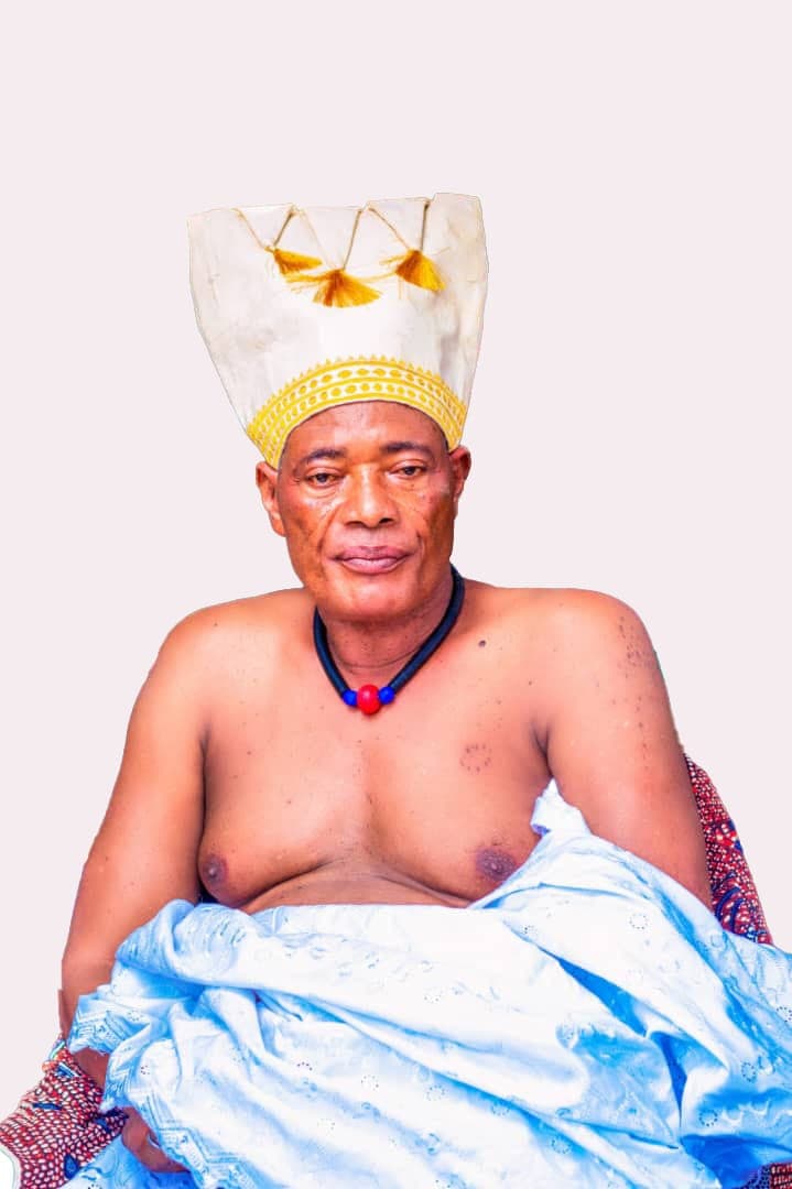 Sa Majesté AGOSSOU AKPLOGAN TCHÉDJI KANHOHONOU - Mitô KPOTOZOUNMÈ des Alaïvis Houezènous